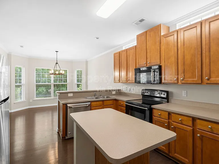 1141 Hammond Dr — Photo 13