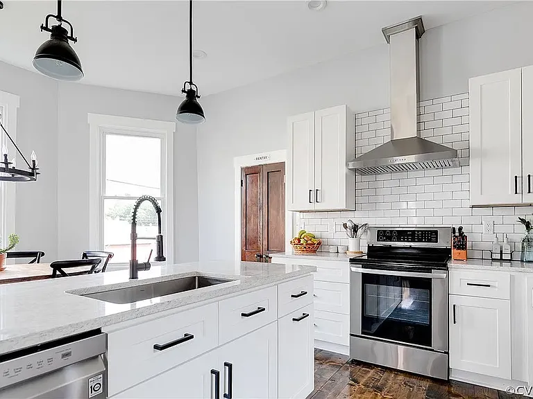 205 Poe St — Photo 30