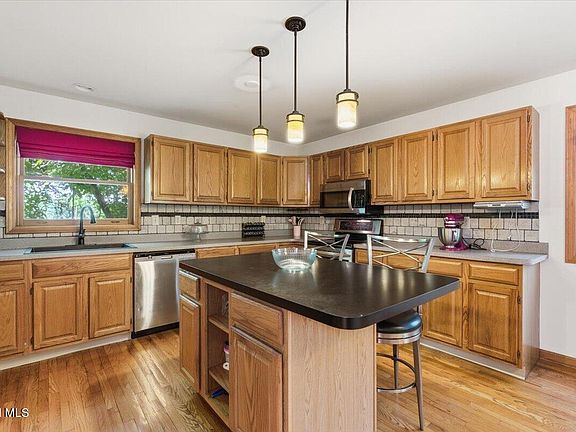 5th image of 207 Hillcrest Avenue