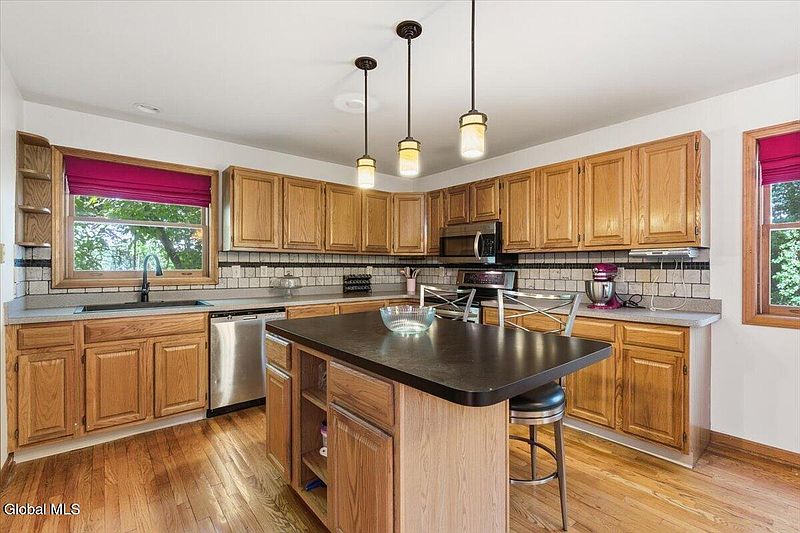 5th image of 207 Hillcrest Avenue