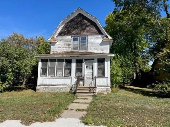 102 W Lyon St, Marshall, MN 56258