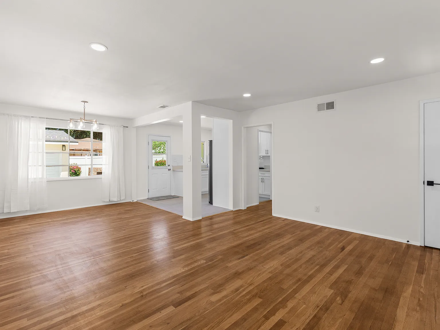 3 bed, 1008 sqft, $3,650 — Photo 4