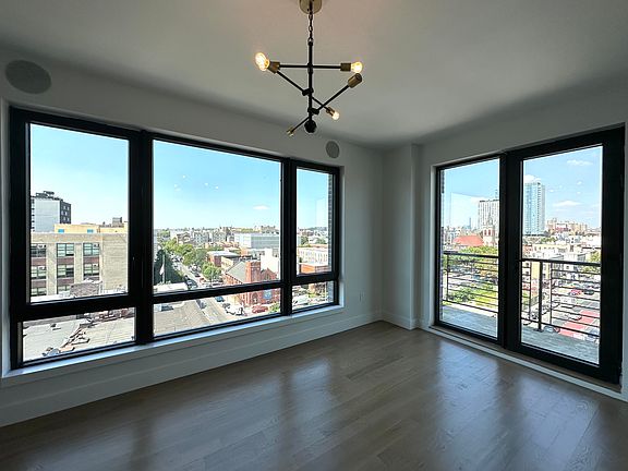 4th image of 880 Rogers Ave #805