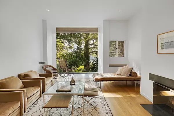 11 Sutton Pl photo 1