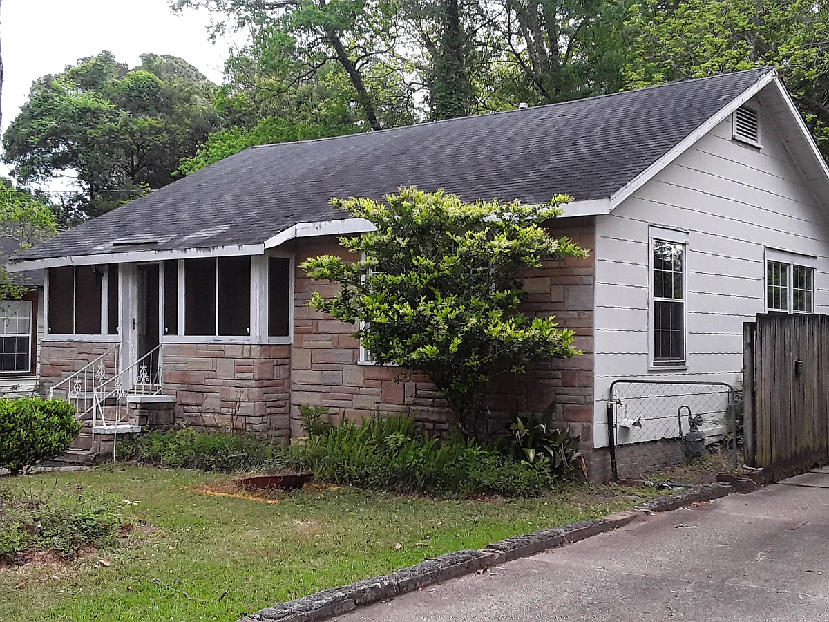 Building Photo - 355 Pinehill Dr