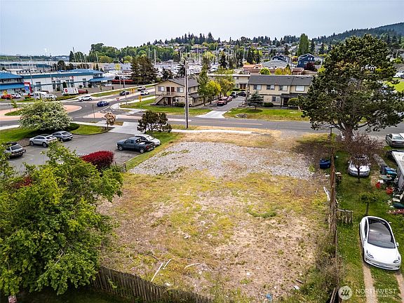 4th image of 810 30th Street