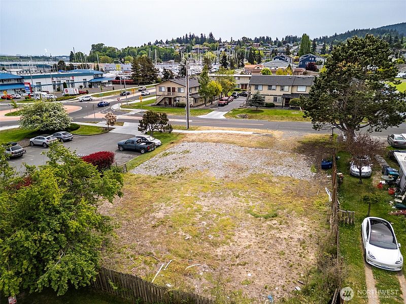 4th image of 810 30th Street