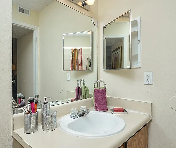 Windwood Oaks Apartments — Photo 23