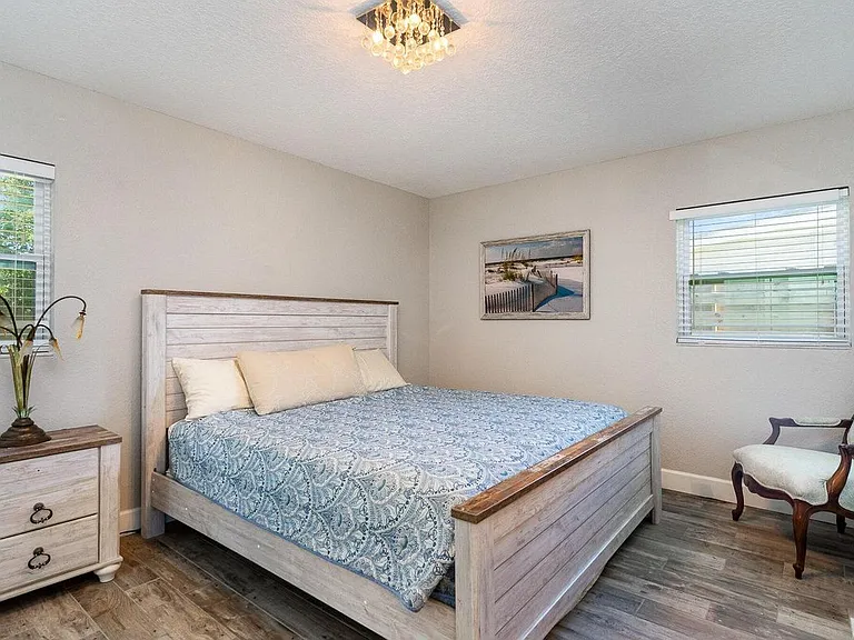 1052 Pine Tree Dr — Photo 11