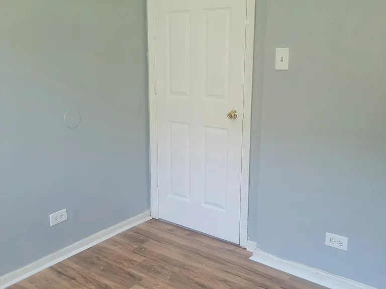 8801 S Escanaba Ave #1F — Photo 3