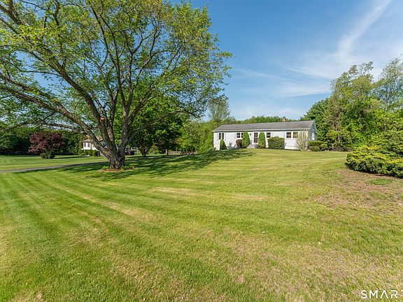 3rd image of 25 Mohegan Drive