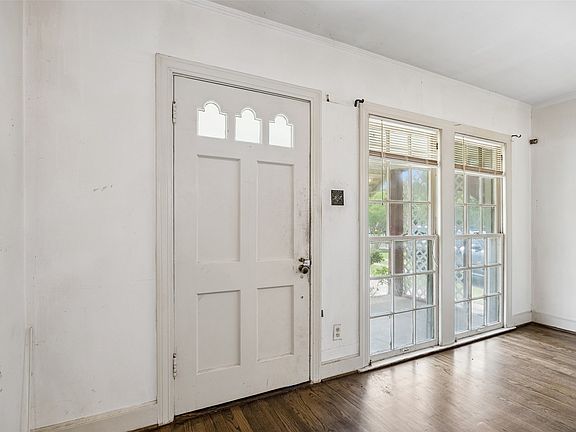 3rd image of 106 N Briscoe Blvd