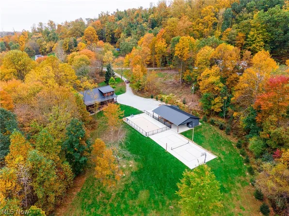 5643 Schilling Hill Rd NW, New Philadelphia, OH 44663