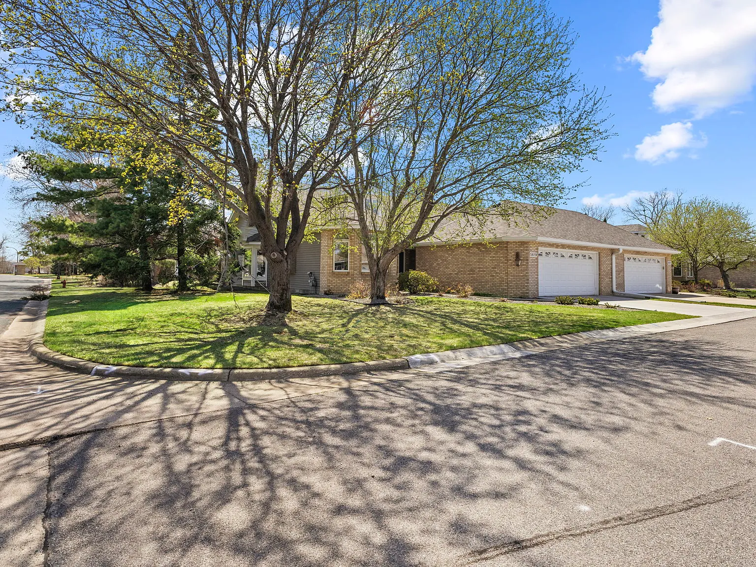 3 bed, 1974 sqft, $2,950 — Photo 3