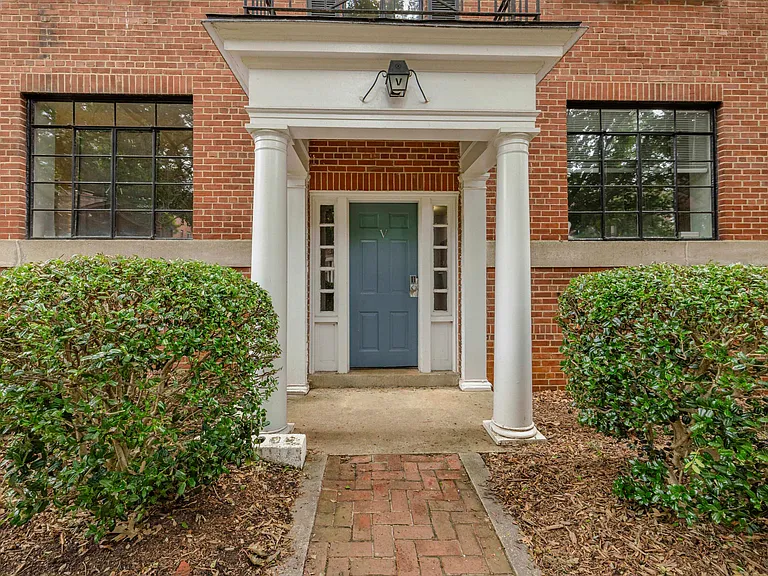 Cameron Court Apartments — Photo 59