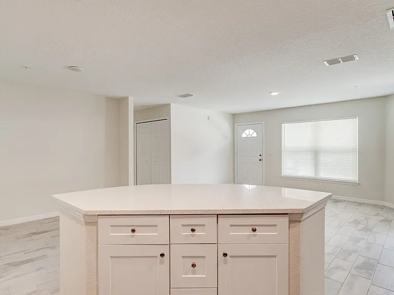829 E Wildmere Ave — Photo 2