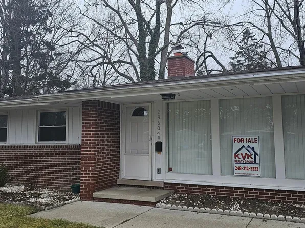 29604 E Chelmsford Rd, Southfield, MI 48076