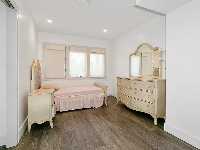 22 Olive St — Photo 22
