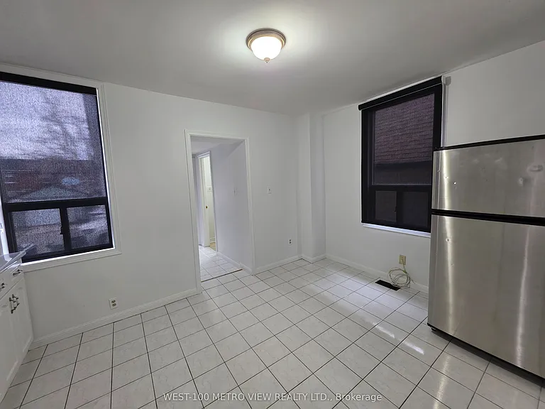 1075 Dufferin St — Photo 5