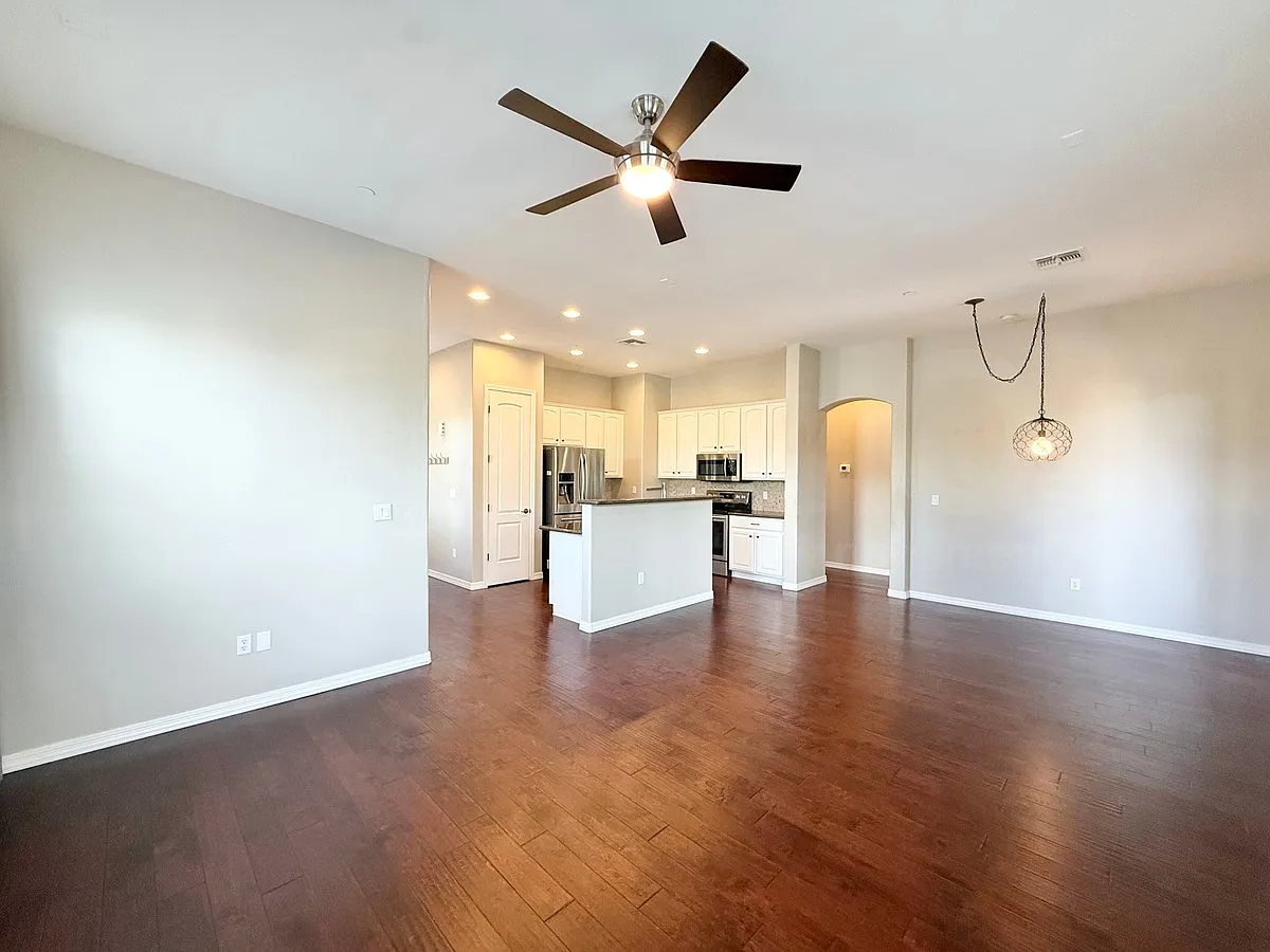 3 bed, 2.0 bath, 1548 sqft, $2,299 — Photo 4
