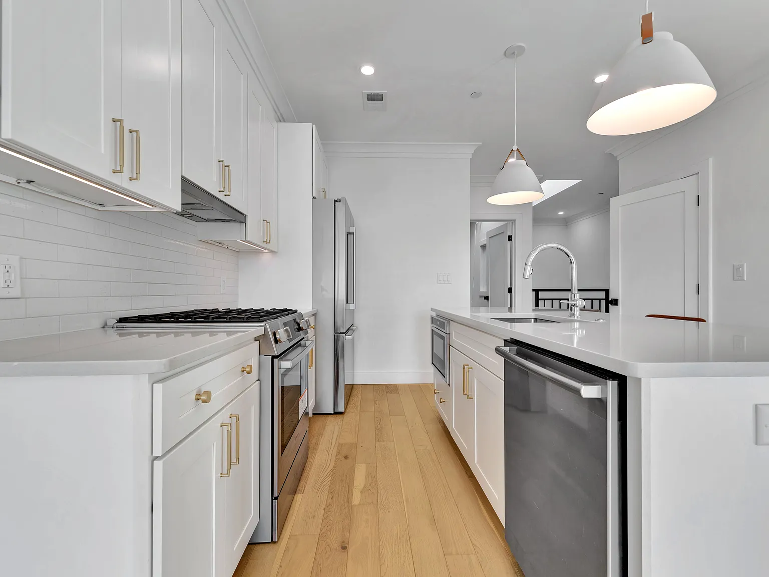 2 bed, 950 sqft, $3,495 — Photo 2
