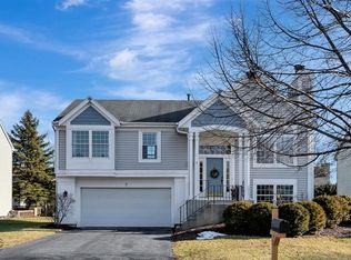 3 Longbow Ct, South Elgin, IL 60177