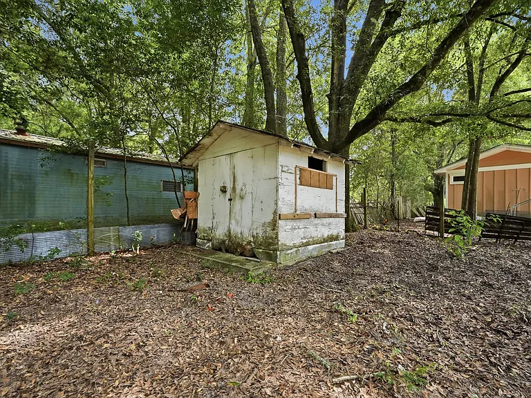 90 Andrews Ave — Photo 41
