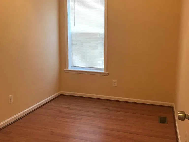 2922 Grantley Ave — Photo 9