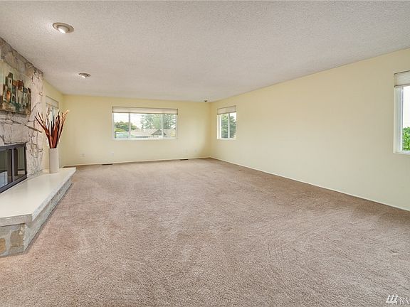 Spacious living room