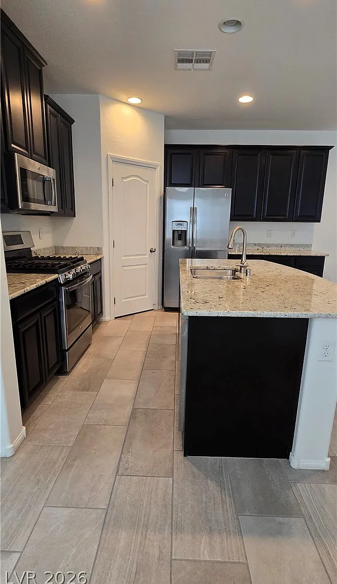 3 bed, 2.5 bath, 1680 sqft, $2,050 — Photo 4