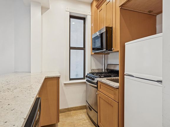 4th image of 224 E 48th St APT 2