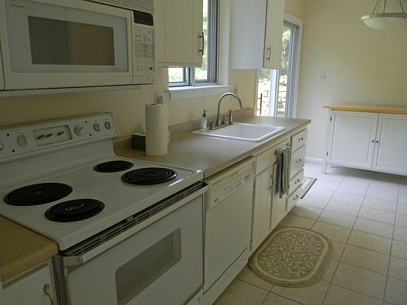 Kitchen, ceramic tile floor