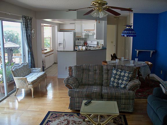 4th image of 994 Villa Dr