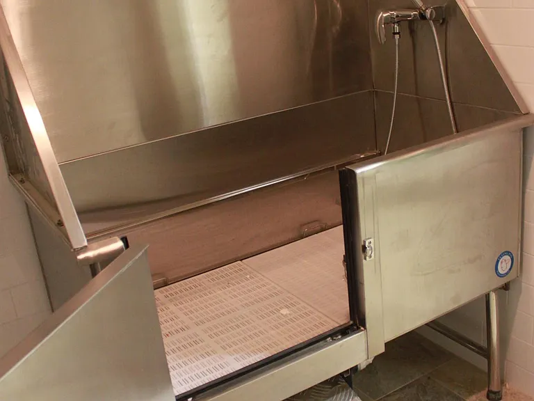 Pet washing station