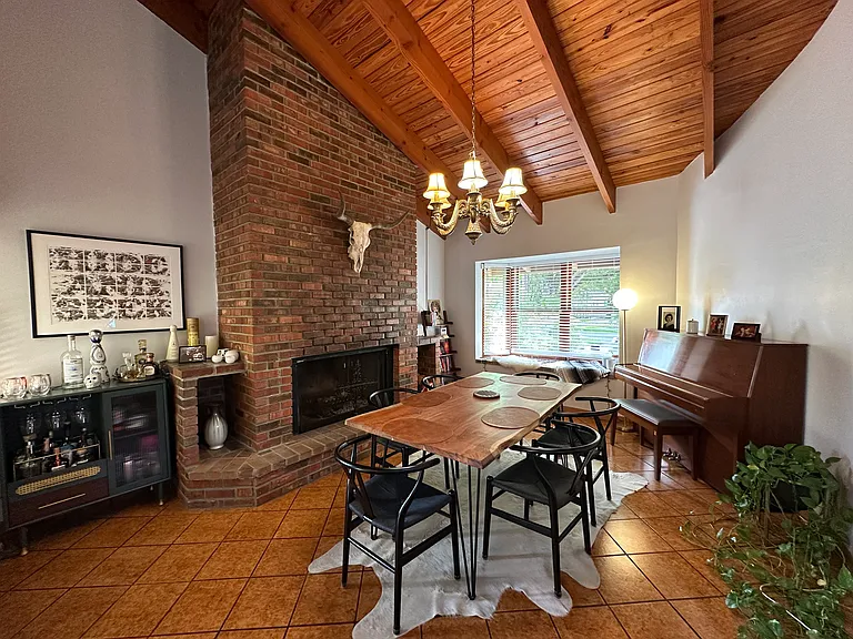 1028 Malaga Ave — Photo 3