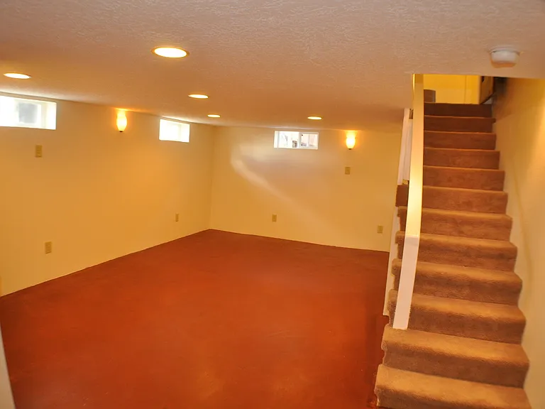 201 Maple St NE — Photo 8