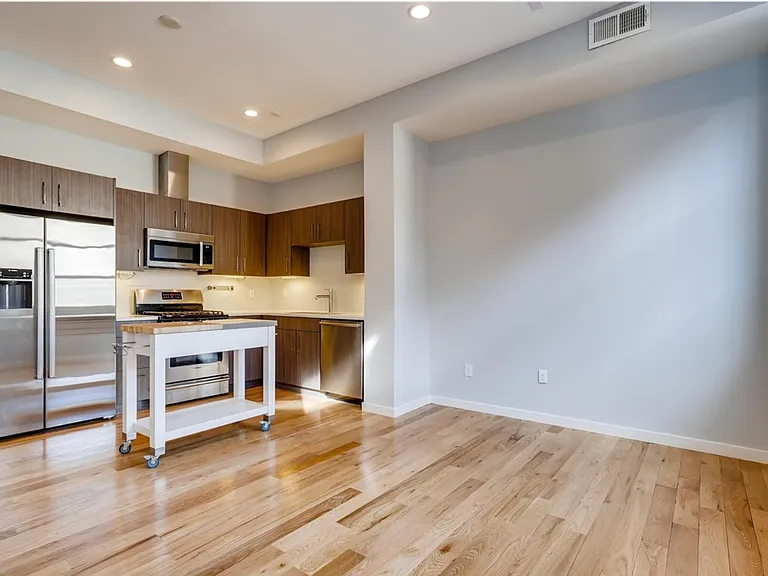 2331 Glenarm Pl — Photo 4
