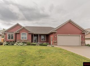 412 Crystal Cir, Mankato, MN 56001