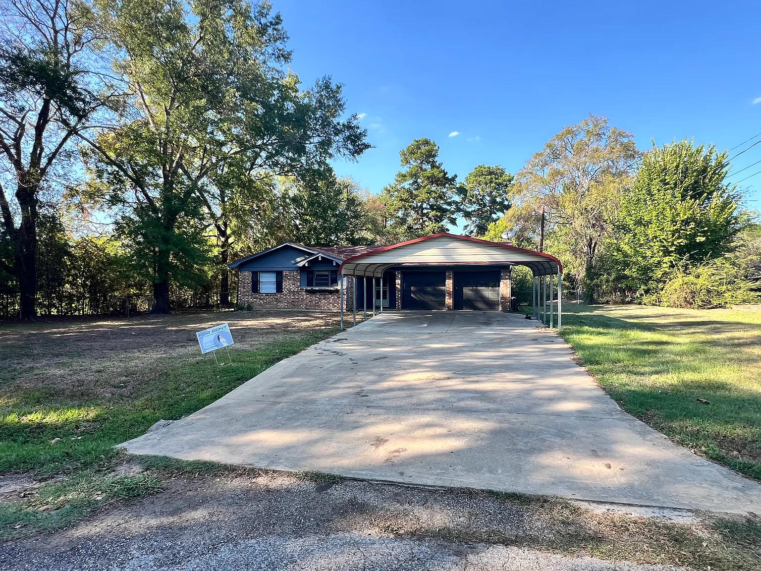 3 bed, 1.5 bath, 1279 sqft, $1,585 — Photo 2