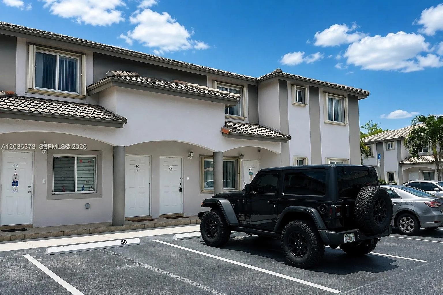 Doral Grand Condo — Photo 2