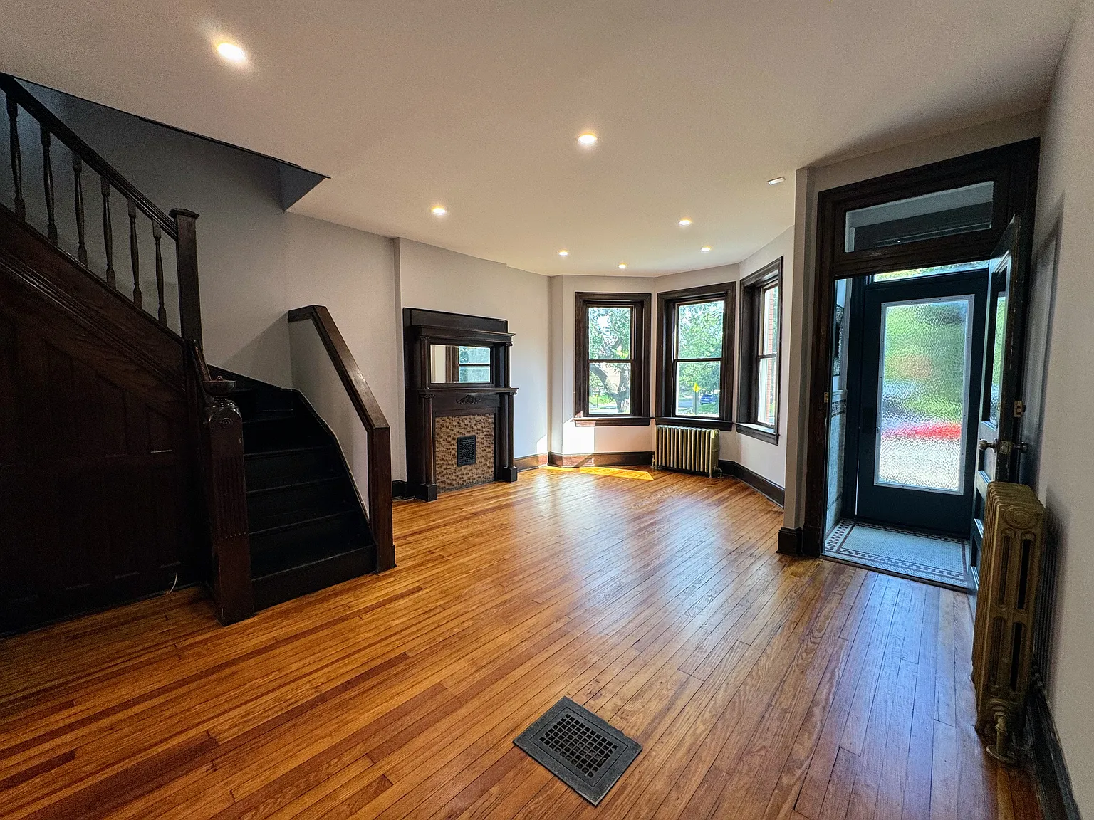 3 bed, 1.5 bath, 1522 sqft, $4,500 — Photo 2