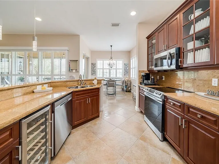 8012 NW 128th Ln — Photo 15