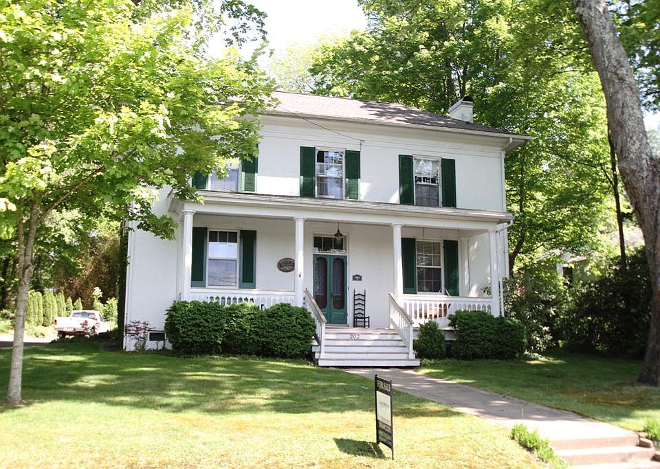 1st image of 202 N Lee St