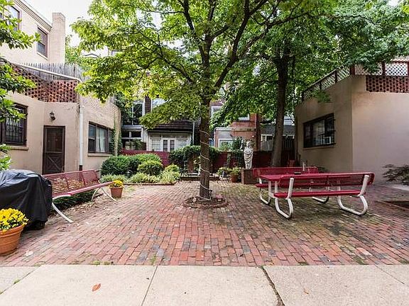 5th image of 1934 Waverly St APT E209