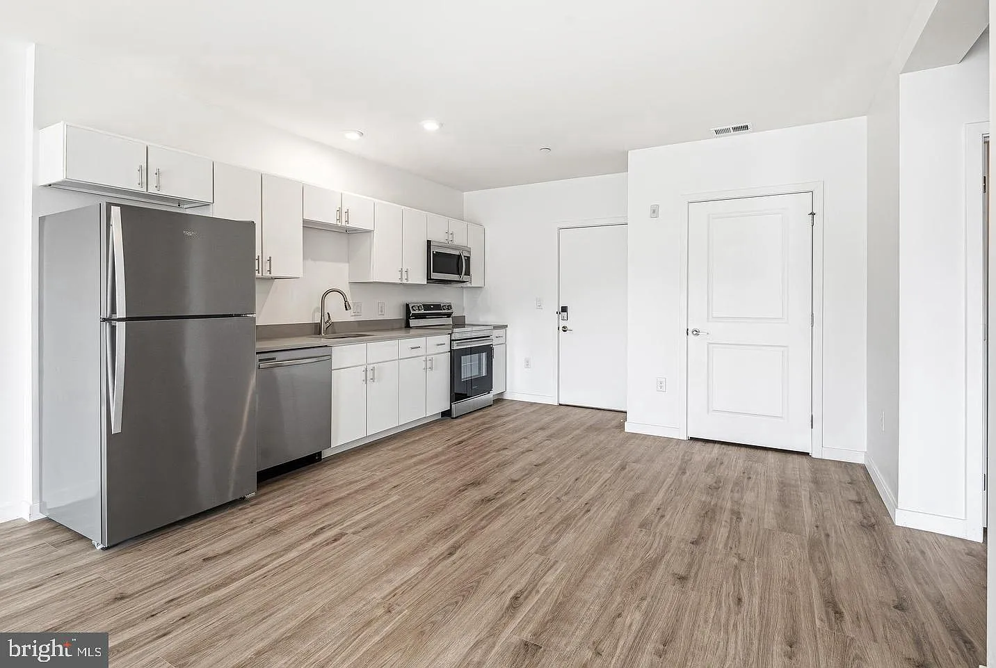 1 bed, 1.0 bath, 598 sqft, $1,523 — Photo 3