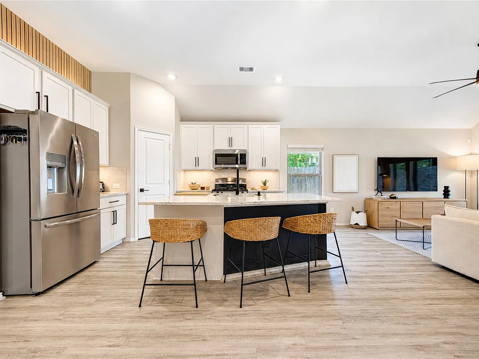 3 bed, 2.0 bath, 1542 sqft, $2,300 — Photo 4