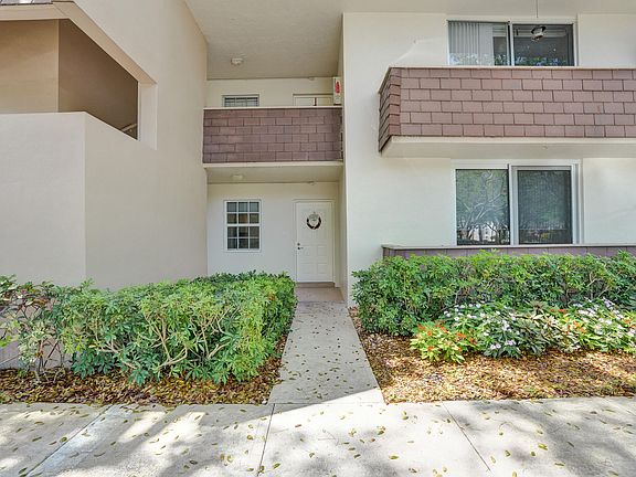 2nd image of 3621 Oaks Clubhouse Drive #101