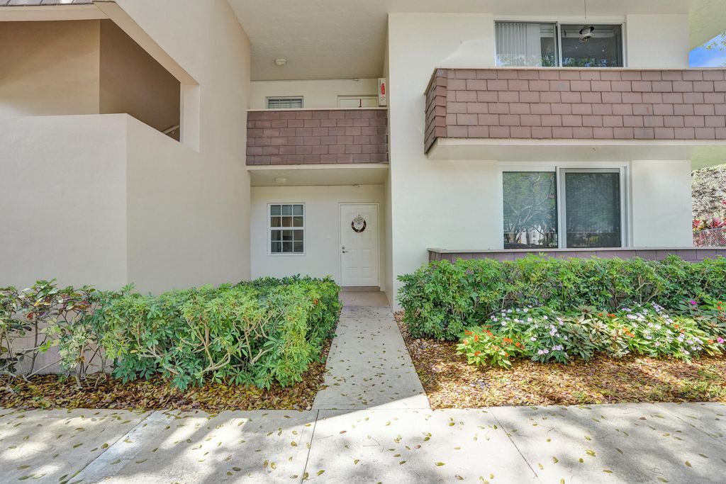 3621 Oaks Clubhouse Drive #101, photo 2