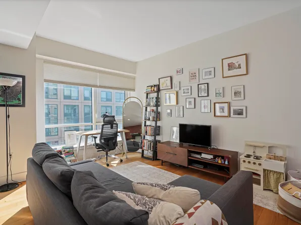 440 Kent Ave, Brooklyn, NY