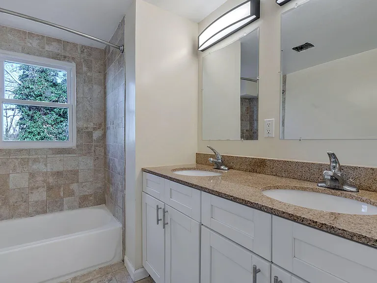 1604 Woodhill Ct — Photo 7